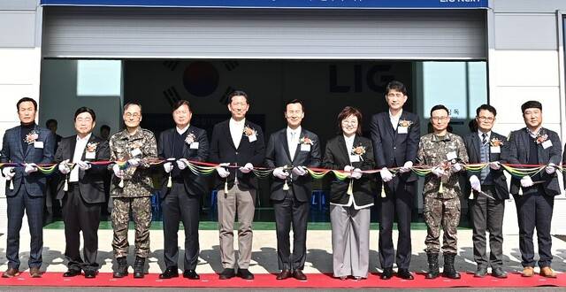 지난 3월4일 LIG D&A가 구미2하우스에서 기관과 군 관계자들이 참석한 가운데 함대공유도탄-Ⅱ 조립·점검장 준공식을 갖고 있다. 구미시 제공