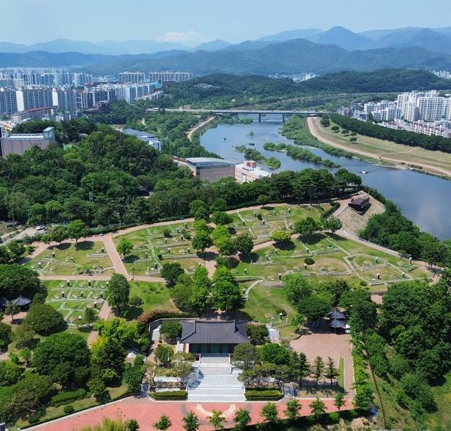 독립지사 단일묘역으로 국내에서 가장 큰 국립신암선열공원에 대한 70년 이력에 대한 정확한 기록 생성과 이곳에 모셔진 독립지사들에 대한 현창사업 활성화가 절실하다. 김진홍 기자