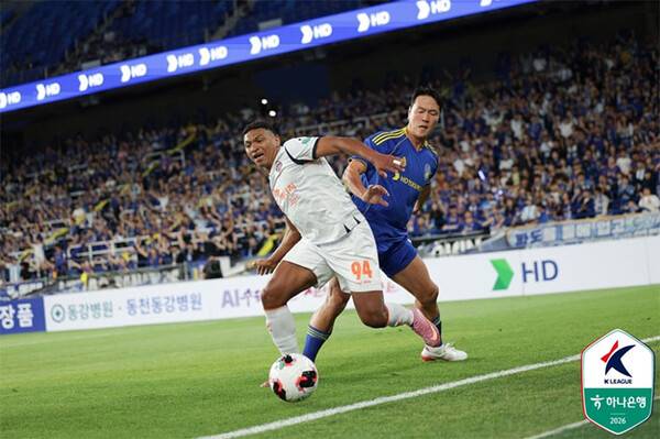 13일 열린 울산HD와 제주SK의 경기에서 양팀 선수들이 경합하고 있다 (사진=한국프로축구연맹)