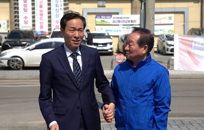 왼쪽부터 더불어민주당 한왕기 평창군후보, 우상호 강원특별자치도지사후보/사진=한왕기 평창군수후보 선거캠프