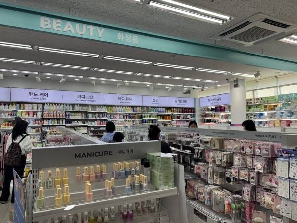 수도권에 위치한 다이소 매장에서 고객들이 뷰티 상품을 구경하고 있다. 다이소 내 뷰티 카테고리 존이 확대되면서 동선 입구 쪽으로 배치된 모습. /사진=김견희 기자