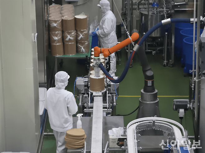 경기도 포천 생산센터 내부에서 한화푸드테크 로봇이 벤슨 아이스크림을 담고 있다. [사진=신현숙 기자]