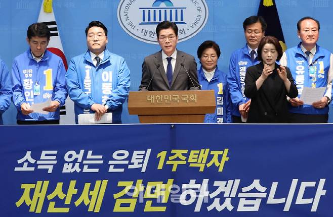 정원오 더불어민주당 서울시장 후보가 13일 서울 여의도 국회 소통관에서 '소득 없는 은퇴 1주택자 재산세 감면' 공약을 발표하고 있다. (사진=노진환 기자)