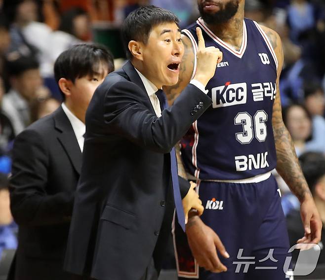 10일 오후 부산 사직실내체육관에서 열린 2025-2026 LG전자 프로농구 챔피언결정전 4차전 부산 KCC와 고양 소노의 경기에서 KCC 이상민 감독이 선수들에게 작전을 지시하고 있다. 2026.5.10 ⓒ 뉴스1 윤일지 기자
