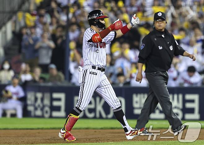 12일 오후 서울 송파구 잠실야구장에서 열린 프로야구 '2026 신한은행 SOL KBO리그' 삼성 라이온즈와 LG 트윈스의 경기, 7회말 1사 2루 상황에 LG 박해민이 적시타를 치고 기뻐하고 있다. 2026.5.12 ⓒ 뉴스1 김도우 기자