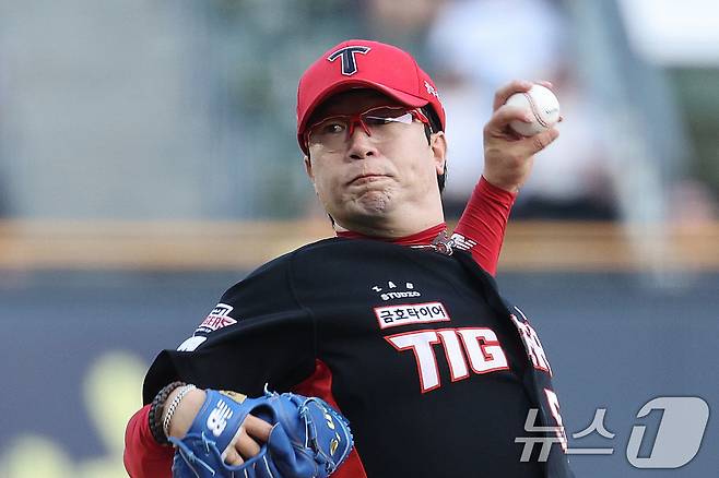 27일 오후 서울 잠실야구장에서 열린 프로야구 '2025 신한 SOL뱅크 KBO 리그' KIA와 LG의 경기에서 KIA 선발 양현종이 역투하고 있다. 2025.6.27 ⓒ 뉴스1 신웅수 기자