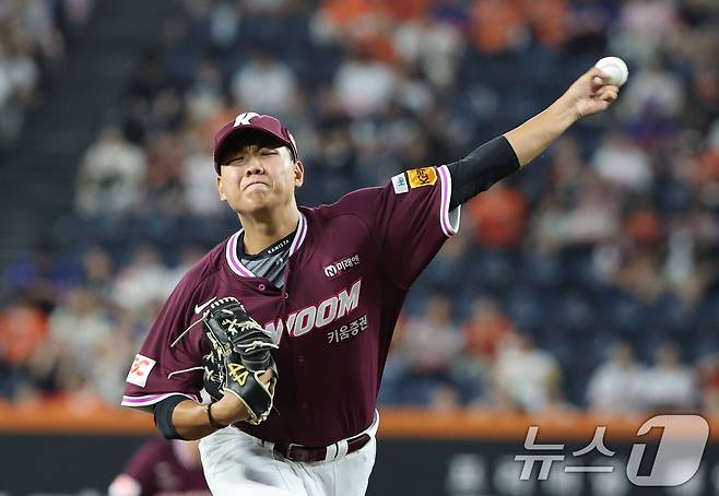 15일 오후 대전 한화생명 볼파크에서 열린 프로야구 '2025 신한 SOL뱅크 KBO 리그' 키움 히어로즈와 한화 이글스 경기에서 키움 선발투수 박정훈이 역투하고 있다. 2025.9.15 ⓒ 뉴스1 김기태 기자