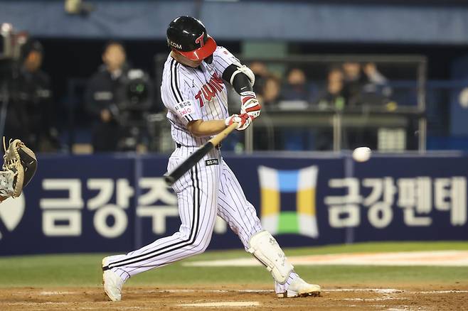 LG 구본혁이 7일 서울 잠실구장에서 열린 2026 KBO리그 정규시즌 두산전에서 안타를 치고 있다. 사진 | LG 트윈스