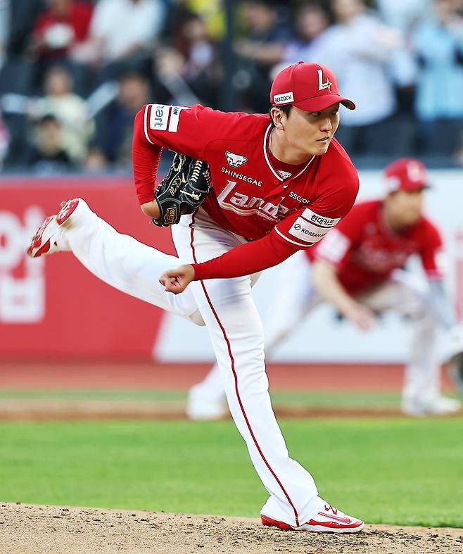 SSG 김건우가 12일 수원 KT위즈파크에서 열린 2026 KBO리그 KT전에서 힘차게 공을 뿌리고 있다. 사진 | SSG 랜더스