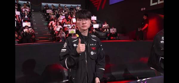13일 서울 종로구 롤파크에서 열린 2026 LCK 정규시즌 2라운드 1경기 2세트에서 T1이 위기의 순간마다 집중력을 끌어올리며 농심 레드포스를 세트 스코어 2대0으로 완파했다. (T1 & NS=2:0 / POM=FAKER). /사진=네이버 치지직 라이브영상 캡처