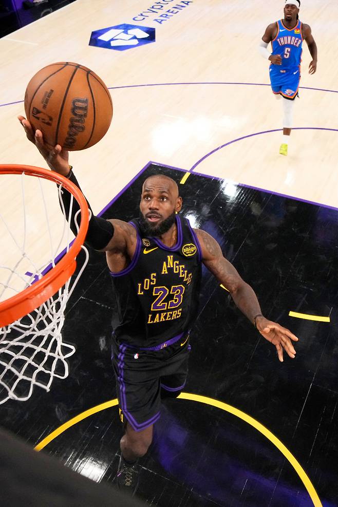 Los Angeles Lakers forward LeBron James, left, shoots as Oklahoma City Thunder guard Luguentz Dort watches during the second half of Game 4 in a second-round NBA basketball playoffs series Monday, May 11, 2026, in Los Angeles. (AP Photo/Mark J. Terrill)







<저작권자(c) 연합뉴스, 무단 전재-재배포, AI 학습 및 활용 금지>