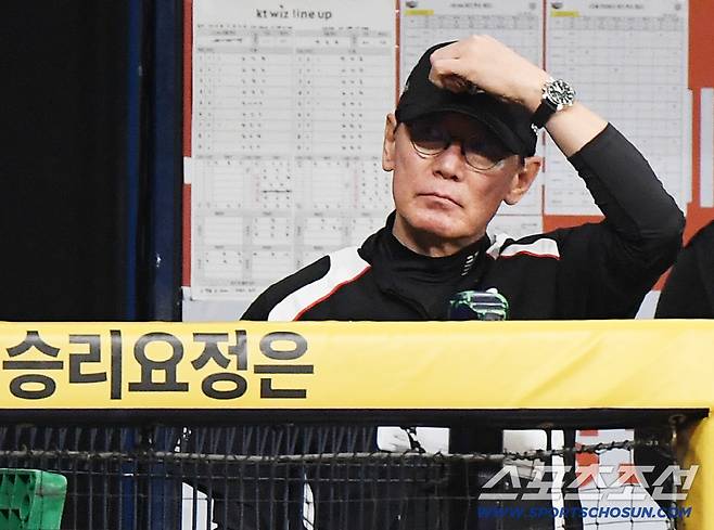 10일 서울 고척스카이돔에서 열린 KT 위즈와 키움 히어로즈의 경기.  KT 이강철 감독이 경기를 지켜보고 있다. 고척=정재근 기자 cjg@sportschosun.com/2026.5.10