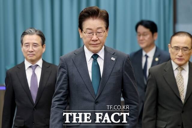 이재명 정부가 서울 집값 안정을 목표로 다주택자 규제를 전방위로 강화하고 있다. 사진은 이재명 대통령이 지난 7일 청와대에서 열린 수석보좌관회의에 입장하고 있다. /청와대통신사진기자단·뉴시스