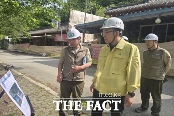 최종원 국립공원공단 자원보전이사가 원효사지구 불법 점용 시설 현장을 점검하고 있다. /국립공원공단