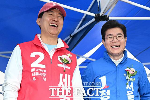 서울시장 여론조사에서 정원오 후보가 오세훈 후보를 앞섰지만, 보수층 결집과 중도층 변수 속에 두 후보 간 지지율 격차는 한 달 새 절반 가까이 좁혀졌다. 사진은 정원오 더불어민주당 서울시장 후보(오른쪽)와 오세훈 국민의힘 서울시장 후보가 3일 오전 서울 용산구 효창운동장에서 열린 서울특별시장기 축구대회 개회식에 참석해 대화를 나누고 있는 모습. /남용희 기자