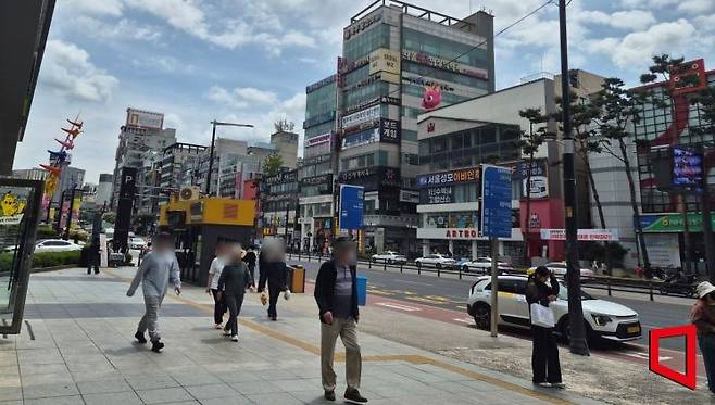 지난 11일 찾은 충남 천안 고속터미널 앞 시민들. 심성아 기자