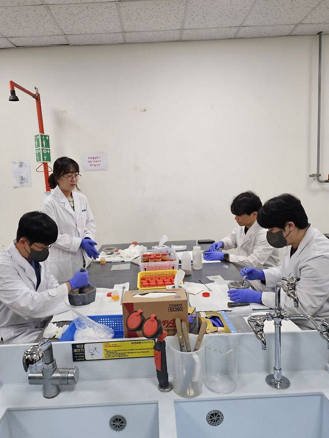 서태평양 공해상 희토류 탐사 과정에서 지난 9일 채취한 퇴적물 시료를 분석·전처리하고 있는 한국지질자원연구원(KIGAM) 연구진의 모습. 연구진은 시료에서 희토류 함유 여부와 농도를 확인하기 위한 분리·분석 작업을 수행하고 있다. 김종화 기자