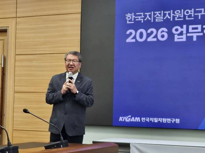 권이균 한국지질자원연구원(KIGAM) 원장이 12일 연구원의 주요 업무에 대해 기자들에게 설명하고 있다. 김종화 기자