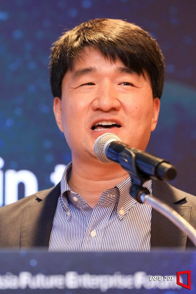한진우 삼성전자반도체연구소 상무가 13일 서울 중구 롯데호텔에서 열린 '2026 아시아미래기업포럼'에 참석해 ‘뉴 스페이스의 한계를 넘다. 트루 스페이스로의 K-반도체 리더십’이란 주제로 발표 하고 있다. 2026.5.13 강진형 기자