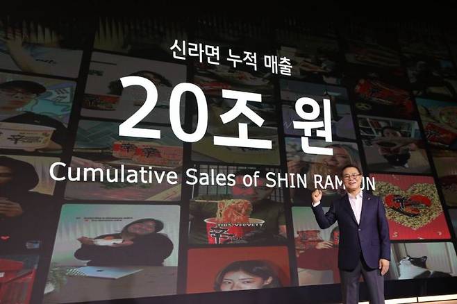 조용철 농심 대표가 13일 서울 중구 롯데호텔에서 농심 신라면 40주년을 기념해 개최한 '신라면 글로벌 포럼'에서 기념사진 촬영을 하고 있다. 농심 제공