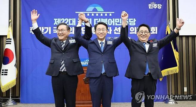 (서울=연합뉴스) 이동해 기자 = 더불어민주당 김태년(왼쪽부터), 조정식, 박지원 의원이 13일 국회에서 열린 제22대 국회 후반기 국회의장 및 부의장 후보 선출 의원총회에서 기념 촬영하고 있다. 2026.5.13