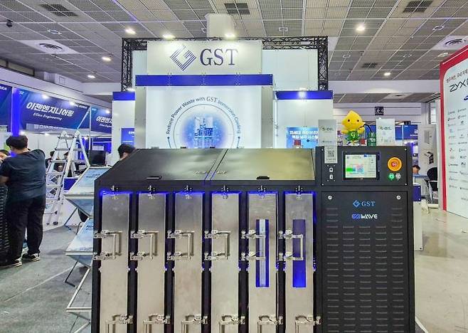 S-OIL이 GST와 'HVAC KOREA 2026' 전시회에서 데이터센터용 액침냉각 솔루션을 선보이고 있다.