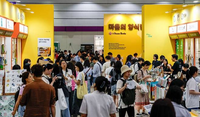 서울 강남구 코엑스에서 열린 '2025 서울국제도서전'에 참가한 관람객들로 붐비고 있다. 강진형 기자
