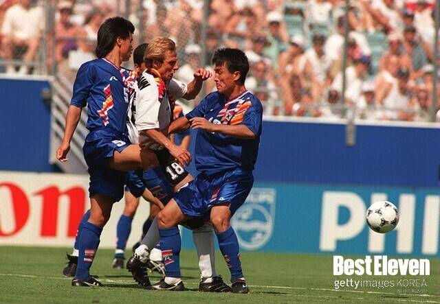 대한민국&nbsp; 박정배, 최영일에 둘러싸인&nbsp; 독일 위르겐 클린스만&nbsp;- 1994 FIFA 미국 월드컵