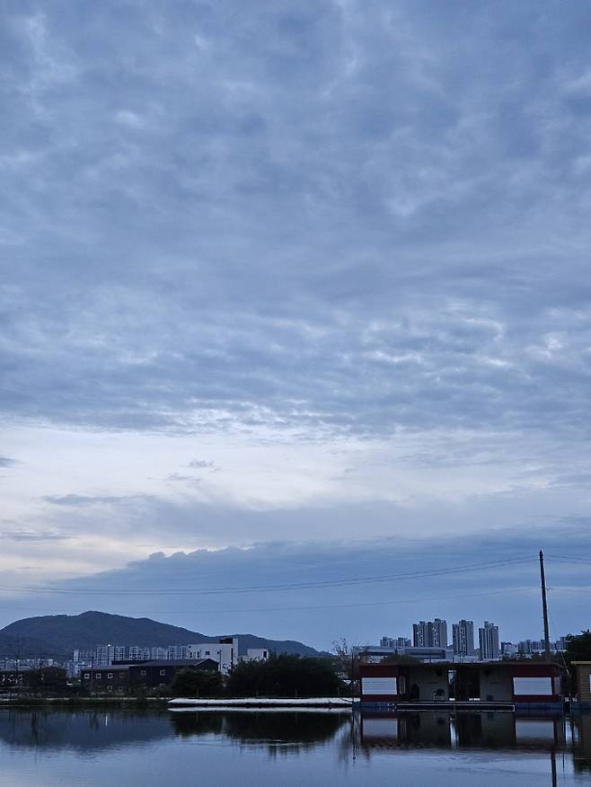 전국 대체로 맑음… 일부 경남·전라권 소나기 [내일날씨]=목요일인 내일(14일) 날씨는 전국이 대체로 맑겠으나, 전라권과 경남 북서내륙은 오후부터 저녁 사이에 가끔 구름 많겠다. 아침 최저기온은 12~16℃, 낮 최고기온은 18~31℃가 되겠다.오후(12~18시)부터 저녁(18~21시) 사이 전라권과 경남 북서내륙에 소나기가 내리는 곳이 있겠다. 미세먼지 농도는 대부분 지역에서 ‘좋음’ 수준을 보이겠다. ⓒbnt뉴스: 오늘날씨, 내일날씨, 주간날씨 예보