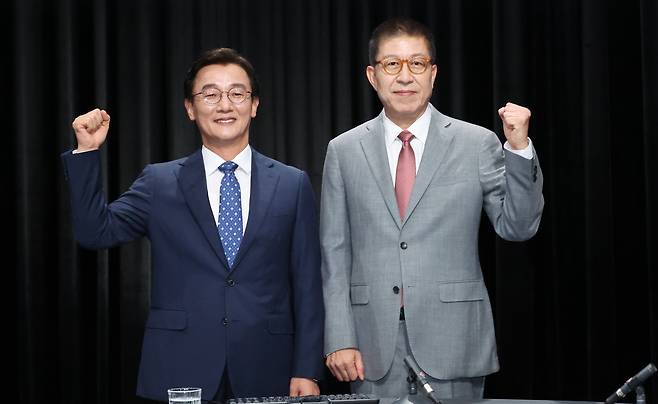 지난 12일 오후 부산 동구 MBC 스튜디오에서 열린 6·3 지방선거 부산시장 후보 TV 토론회에 참석한 더불어민주당 전재수, 국민의힘 박형준 후보가 토론에 앞서 기념 사진을 찍고 있다. /연합뉴스