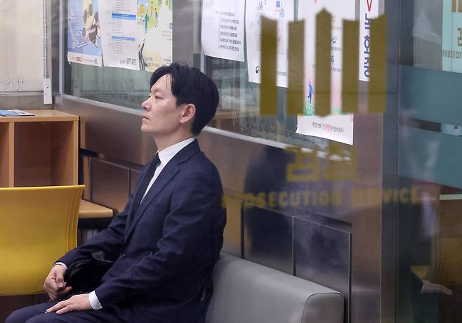 쌍방울 대북송금 사건 수사 과정에서 '연어 술 파티 진술 회유 의혹'을 받는 박상용 인천지검 부부장검사가 지난 11일 서울 서초구 대검찰청 민원실에서 대기하고 있다./뉴스1