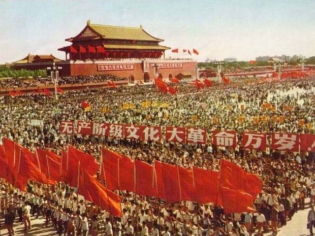 1966년 마오쩌둥의 홍위병 열병식에 참석하기 위해 천안문 앞에 운집한 홍위병들. /AP연합뉴스