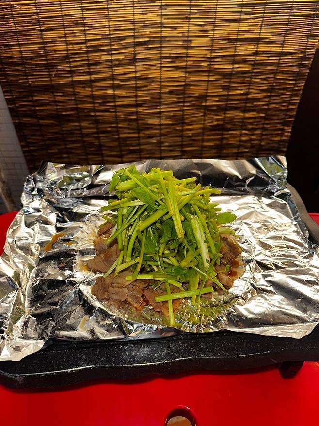 고즈넉한 한옥 마당에서 대패삼겹살을 즐길 수 있는 고운돈 익선점. 사진 네이버 지도 고운돈 익선점 업체 등록 사진