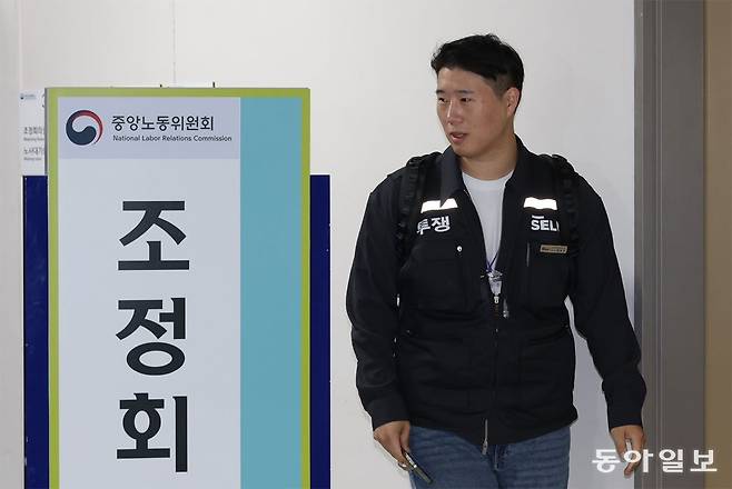 최승호 초기업노조 삼성전자지부 위원장이 13일 새벽 정부세종청사 중앙노동위원회에서 사후조정 회의가 결렬된 뒤 회의장을 떠나고 있다. 삼성전자 노사는 지난 11일 1차 사후 조정 회의에 이어 12일 오전 10시부터 13일 새벽까지 회의를 진행했지만, 성과급 재원 기준과 명문화 여부 등을 둘러싼 이견을 좁히지 못했다. 박형기 기자 oneshot@donga.com