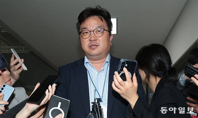 김형로 삼성전자 부사장이 13일 새벽 정부세종청사 중앙노동위원회에서 열린 노사 사후조정회의가 결렬된 뒤 회의장을 떠나고 있다. 삼성전자 노사는 지난 11일 1차 사후 조정 회의에 이어 12일 오전 10시부터 13일 새벽까지 회의를 진행했지만, 성과급 재원 기준과 명문화 여부 등을 둘러싼 이견을 좁히지 못했다. 박형기 기자 oneshot@donga.com