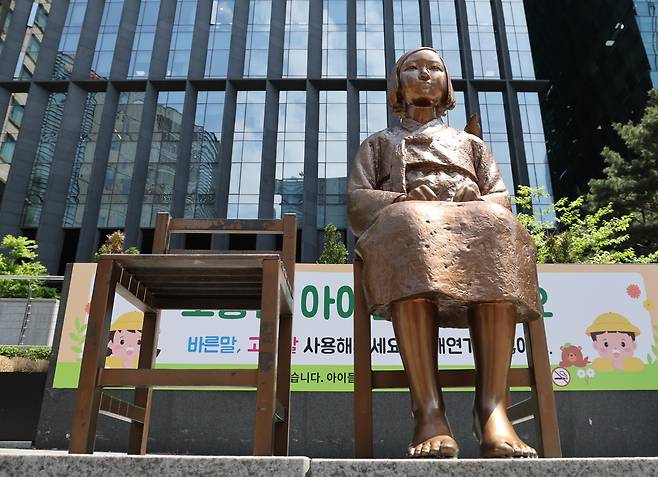 6일 서울 종로구 옛 주한 일본대사관 앞 평화의 소녀상 주변 바리케이드가 전면 철거돼 있다. 2026.5.6 뉴스1