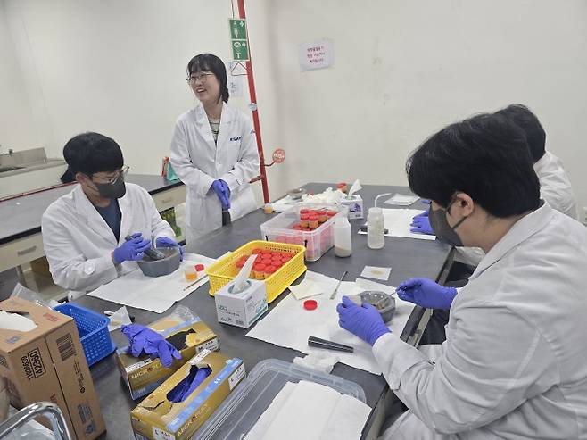 지질자원연 연구진이 5월 1일&nbsp;서태평양 탐사에서 가져온 코어의 희토류 농도 측정을 위해 샘플링 전처리 작업을 하고 있다. 코어 하나당 약 70개 샘플을 채취한다. 조가현 기자