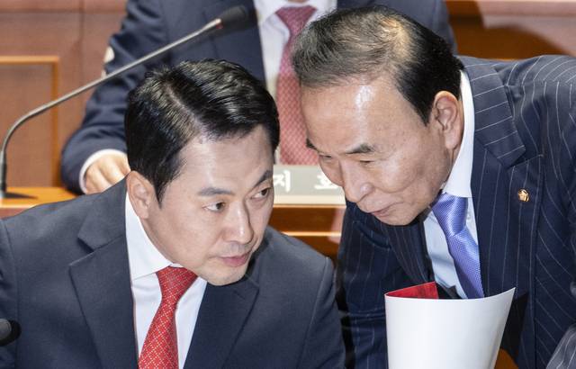 국민의힘 장동혁 대표와 박덕흠 중앙당 공천관리위원장이 6일 국회에서 열린 의원총회에서 대화하고 있다. 연합뉴스