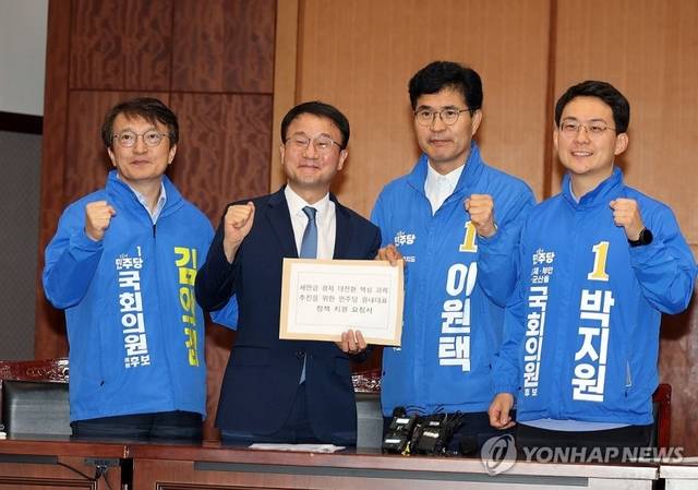 전북 김제시 진봉면에서 13일 열린 더불어민주당 새만금 비전 현장간담회에서 김의겸 군산·김제·부안갑 국회의원 예비후보(왼쪽부터)와 한병도 원내대표, 이원택 전북자치도지사 예비후보, 박지원 군산·김제·부안을 국회의원 예비후보가 기념촬영을 하고 있다. 연합뉴스