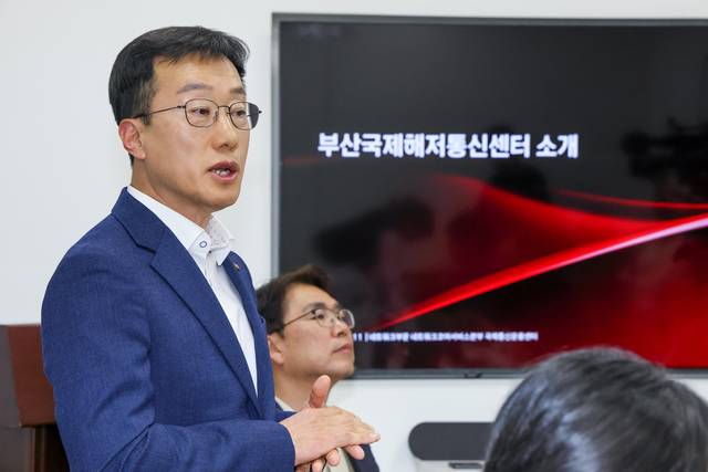 최우형 KT 네트워크코어서비스본부장이 지난 11일 KT 부산국제통신센터를 소개하고 인사말을 하고 있다. KT 제공