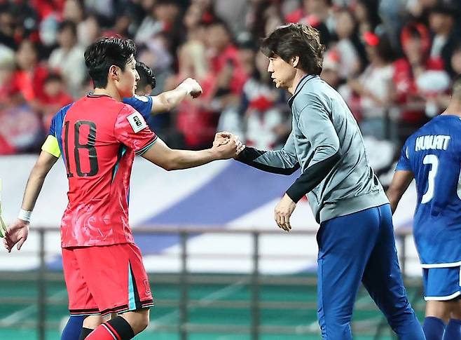 서울 마포구 상암동 서울월드컵경기장에서 열린 2026 국제축구연맹(FIFA) 북중미 월드컵 아시아 3차 예선 B조 10차전 대한민국과 쿠웨이트의 경기에서 홍명보 감독이 4대0 승리 후 이강인을 격려하고 있다. 뉴스1
