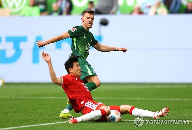 상대 슈팅을 태클로 저지하는 김민재. 연합뉴스