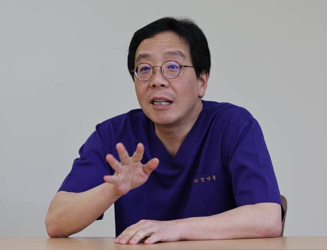 마약중독을 전문으로 치료하는 천영훈 인천참사랑병원장이 지난 4일 인천 서구 인천참사랑병원에서 한겨레와 인터뷰를 하고 있다. 박종식 기자 anaki@hani.co.kr