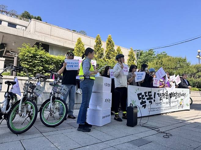 13일 오전 ‘똑똑! 결정문 배달왔습니다! 헌재에서 국회로 가는 기후 자전거 행진’ 참가자들이 자전거 행진에 앞서 기자회견을 하고 있다. 장수경 기자