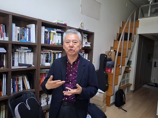 홍성국 더불어민주당 국가경제자문회의 의장이 지난 12일 서울 종로구에 있는 개인 사무실에서 한겨레와 만나 인터뷰하고 있다. 김영배 선임기자