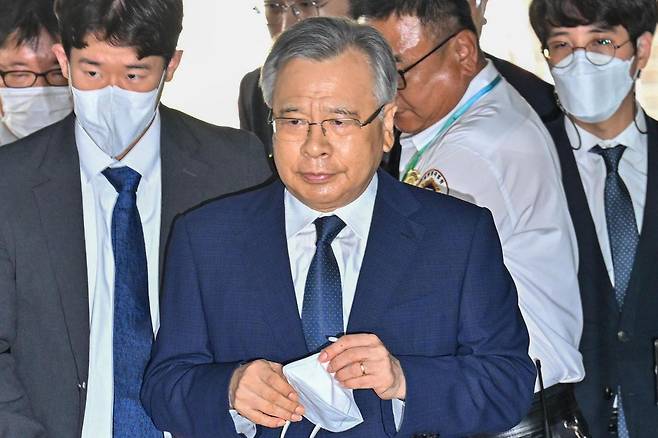 박영수(가운데) 전 특별검사가 2023년 8월 구속 전 피의자 심문(영장실질심사)을 받기 위해 서울 서초구 서울중앙지법에 출석하고 있다. 최주연 기자