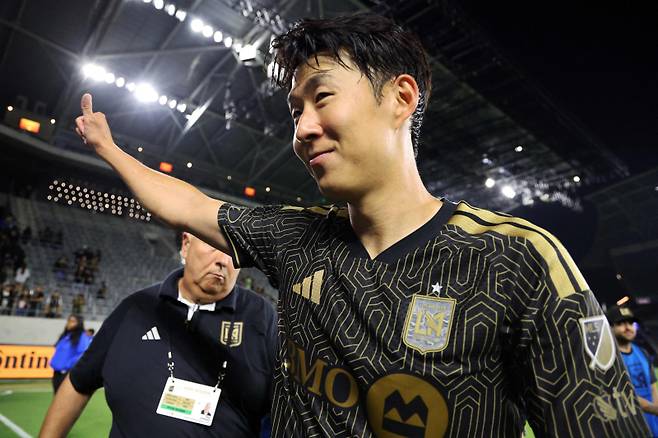 <yonhap photo-3726=""> LOS ANGELES, CALIFORNIA - MAY 10: Son Heung-Min #7 of Los Angeles FC acknowledges the fans after the MLS match between Los Angeles Football Club and Houston Dynamo FC at BMO Stadium on May 10, 2026 in Los Angeles, California. Kevork Djansezian/Getty Images/AFP (Photo by KEVORK DJANSEZIAN / GETTY IMAGES NORTH AMERICA / Getty Images via AFP)/2026-05-11 12:39:41/ <저작권자 ⓒ 1980~2026 ㈜연합뉴스. 무단 전재 재배포 금지, AI 학습 및 활용 금지></yonhap>