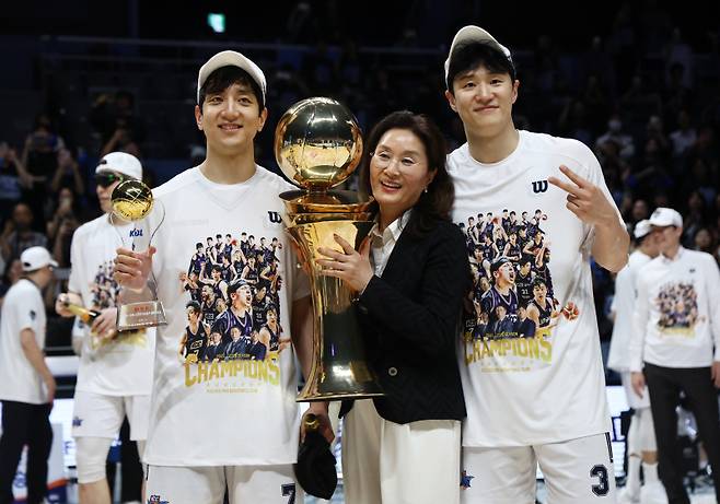<yonhap photo-8287=""> 기념촬영하는 허웅-허훈 형제 (고양=연합뉴스) 윤동진 기자 = 13일 고양소노아레나에서 열린 2025~26 KBL 플레이오프 챔피언 결정전 고양 소노 스카이거너스 대 부산 KCC 이지스 5차전 경기. 챔피언 자리에 오른 부산 KCC 허웅-허훈 형제와 어머니 이미수씨가 기념촬영을 하고 있다. 2026.5.13 mon@yna.co.kr/2026-05-13 21:46:50/ 연합뉴스</yonhap>