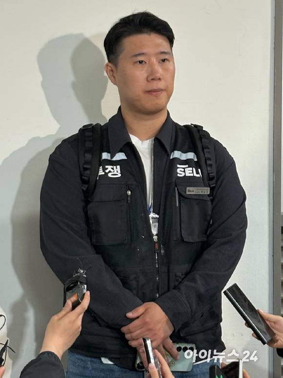 삼성전자 최대 노조인 초기업노동조합 삼성전자지부(이하 초기업노조) 최승호 위원장이 13일 오전 2시 53분께 세종시 정부세종청사 중앙노동위원회에서 열린 2차 사후조정회의가 끝난 뒤 취재진과 만나 이야기하고 있다. [사진=권서아 기자]