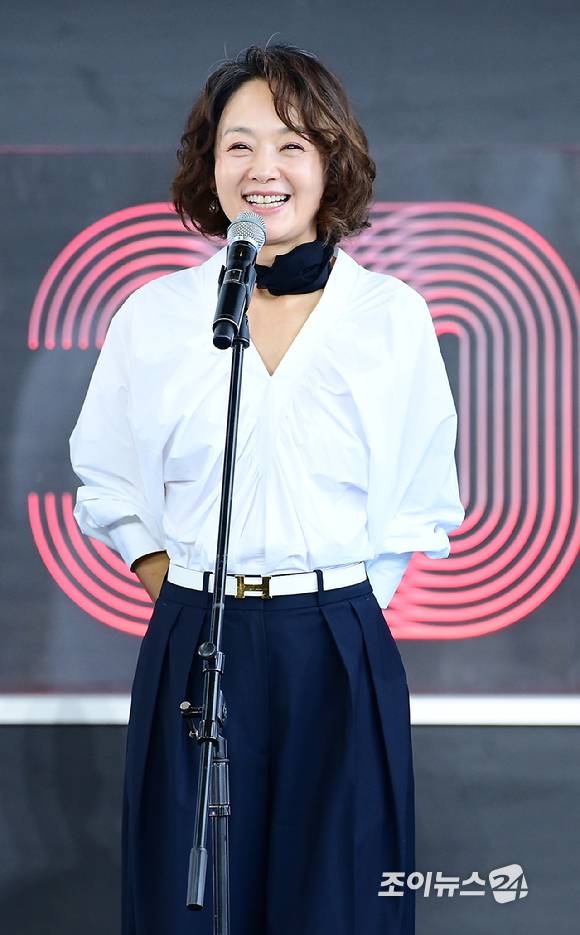 배우 배종옥이 20일 오후 부산광역시 해운대구 우동 영화의 전당에서 열린 제30회 부산국제영화제(BIFF) '완벽한 집' 야외 무대인사 행사에 참석하고 있다. 2025. 09. 20. [사진=조이뉴스24 DB]
